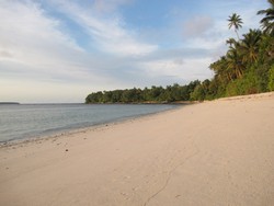 Saking Sepinya, Pantai di Sulawesi Ini Tak Ada Jejak Kaki