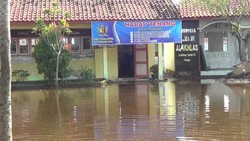 Prihatin! SD di Pekalongan ini Dikepung Rob saat UN, Siswa Diungsikan