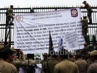 Satpol PP Tuntut Jadi PNS