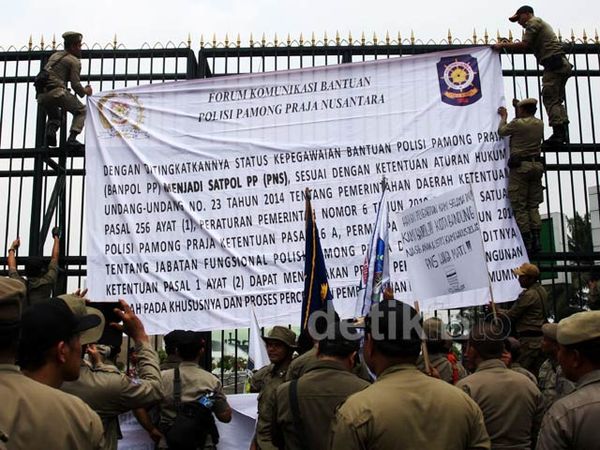 Satpol PP Tuntut Jadi PNS