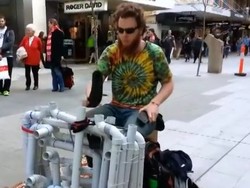 Musisi Jalanan Australia Ini Ciptakan Musik Elektronik dari Pipa