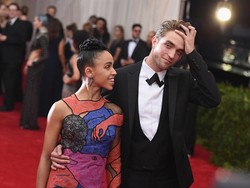FKA Twigs Ungkap Sulitnya Jadi Pacar Robert Pattinson
