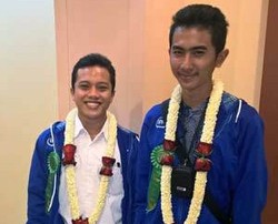 Pelajar Bali Sematkan Rumus Matematika di Corak Kain Gringsing