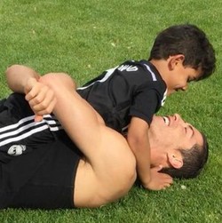So Sweet... Ketika Cristiano Ronaldo Temani Cristianinho Sit-up