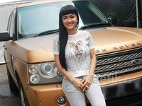 Pose Julia Perez di Range Rover Kesayangannya