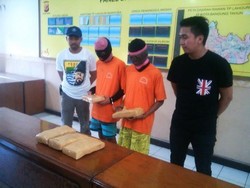 Dua Kurir Tepergok Ambil Paket Ganja 5 Kilogram di Kolong Mobil
