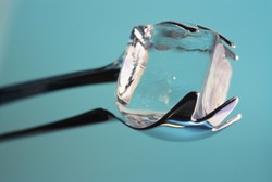 Hati-hati, Hobi Kunyah Es Batu Juga Bisa Merusak Gigi