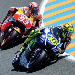 Buat Kesalahan saat Salip Marquez, Rossi Minta Maaf