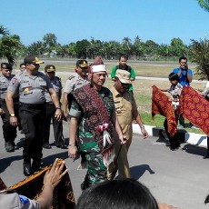 Kunjungi Tanah Ende, Danjen Kopassus Dihadiahi Lesu dan Kain Semba