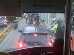 Terobos Jalur Bus TransJ, Belasan Pemotor di Mampang Kena Tilang