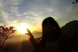Aneka Gaya Berfoto yang Aman di Puncak Gunung