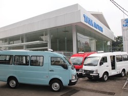 Warga Jakarta Ngangkot Naik Mobil India