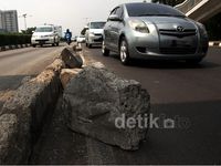 Separator Busway di Jalan MT Haryono Hancur