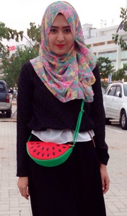 Tutorial Hijab dengan Headband ala Natasha Farani