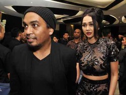 Pamer Kemesraan, Glenn Fredly dan Aura Kasih Bungkam