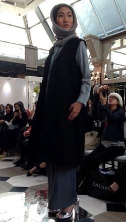 4 Desainer Hijab Rilis Koleksi Lebaran Bernuansa Polos dan Monokrom