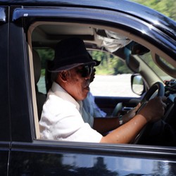 Ini Gaya Menteri Basuki Saat Blusukan di Jalur Trans Papua