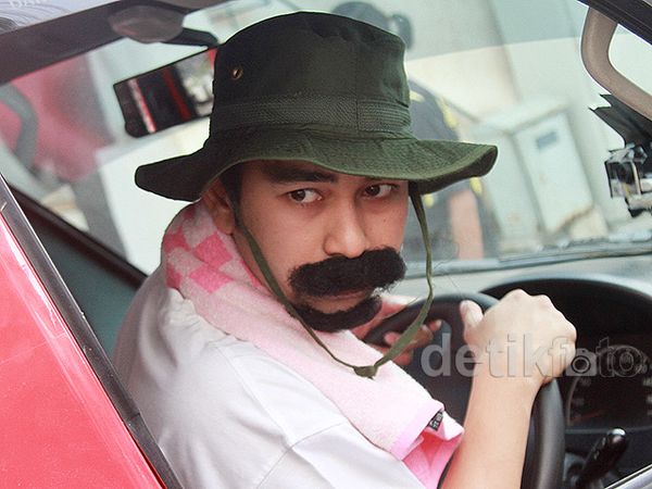 Raffi Ahmad Jadi Sopir Angkot