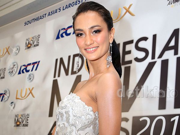 Atiqah Hasiholan, Lovely in White