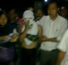 Pria yang 3 Jam Tongkrongi Atap Rumah di Bandung Berhasil Dibujuk Turun