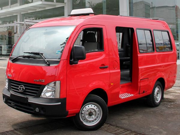 Warga Jakarta Ngangkot Naik Mobil India