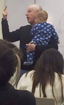 Inikah Dosen Terbaik di Dunia, Izinkan Ibu Bawa dan Menyusui Bayi di Kelas?