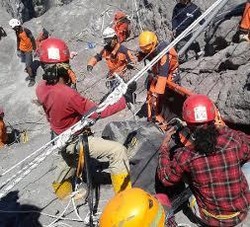 Ini Foto-foto Aksi Heroik Tim Evakuasi Angkat Jenazah Erri