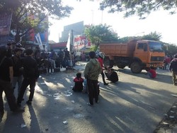 Aksi Unjuk Rasa di DPRD Sulsel Berujung Bentrok, 11 Kader HMI Diamankan