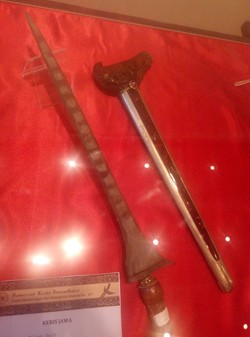 Keris Mewah Adnan Buyung Bertahtakan Batu Mulia