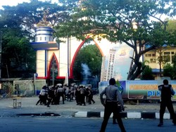Polisi Bubarkan Aksi Mahasiswa Unismuh Makassar