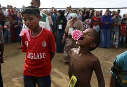 Wajah Gembira Para Pengungsi Rohingya Saat Lomba Makan Kerupuk di Aceh