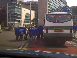 Begini Aksi Polwan Warsinem Bujuk Mahasiswa Pendemo Turun dari Atas Kap Bus