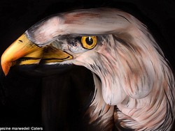 Wuih! Seniman Ini Lukis Model Bugil Jadi Burung Elang