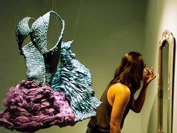 Kios Galeri Pasar Santa Tampilkan Gaun Plastik di Powder Room