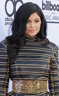 Kylie Jenner Dituduh Manipulasi Foto Agar Tubuhnya Jadi Lebih Gemuk