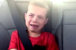 Diajak ke Disneyland, Bocah Ini Malah Menangis