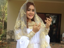 Busana Makin Tertutup, Cita Citata Pacari Ustad?