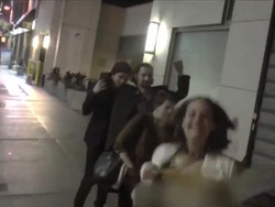 Lindungi Robert Pattinson dari Paparazi, Sang Rekan Ekspos Payudara