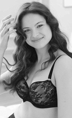 Seperti Inilah Ketika Atlet Berkursi Roda dan Perawat Jadi Model Lingerie