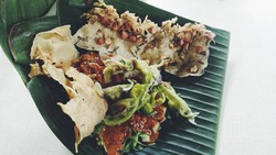 Pecel Pincuk Ibu Ida: Sedep Mantep Pecel dan Rujak Cingur Berbumbu Mlekoh