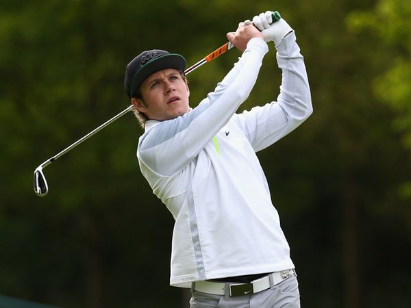 Aksi Niall Horan Bermain Golf