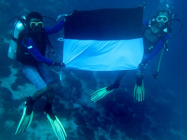 Tim Ekspedisi NKRI Kibarkan Bendera di Dasar Laut dan Puncak Gunung