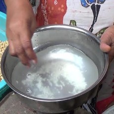 Polisi Ajari Pedagang Cara Bedakan Beras Asli dan Plastik