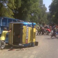 Hindari Bus Ugal-ugalan, Dump Truk Terguling, 1 Orang Tewas