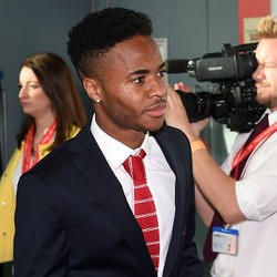 Terima Trofi Terbaik, Sterling Juga Dicibir Fans