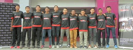 Malam Ini 11 Anak Indonesia Terbang ke Inggris untuk Berlatih di Akademi MU