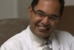 Salut! Dokter Ini Rela Menerjang Banjir Demi Bantu 2 Pasiennya Melahirkan