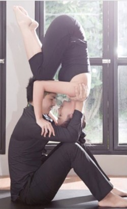 Chelsea Olivia dan Glenn Alinskie Ketagihan Gerakan Menantang Acroyoga