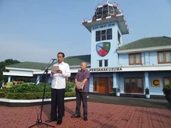 Bagikan Kartu Sakti di Malang, Jokowi: Beli Sepatu Boleh, Pulsa Jangan