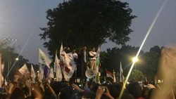 Luhut Bacakan Tuntutan Pendemo di Atas Mobil Komando
